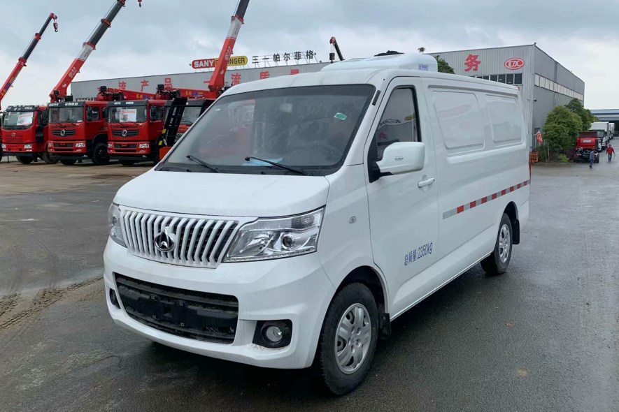 (3.5方)長(zhǎng)安睿行M80面包冷藏車